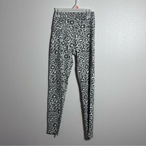 Offline by Aerie Women Hi-Rise Gray Animal Print 7/8 Legging size S